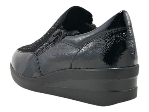 Scopri le Sneakers Donna Susimoda 93100/122 in pelle scamosciata con strass e doppia zip, eleganti e comode. Acquista ora su Laporta Calzature!<br /><br />Le Sneakers Donna Susimoda 93100/122, disponibili su Laporta Calzature, sono la scelta ideale per chi cerca un look classico con un tocco di brillantezza. <br />Realizzate in morbida pelle scamosciata impreziosita da strass in tinta e dettagli in vernice, queste sneakers aggiungono eleganza senza perdere in praticità. <br />La doppia zip laterale rende la calzata semplicissima, perfetta per chi ha sempre fretta ma non rinuncia allo stile! <br />Il sottopiede estraibile, soffice e imbottito, coccola il piede ad ogni passo, mentre il fondo zeppa in poliuretano leggero e flessibile di 4,5 cm dona un comodo slancio. <br />Porta praticità e raffinatezza nelle tue giornate: acquista ora su Laporta Calzature e dai luce al tuo passo!