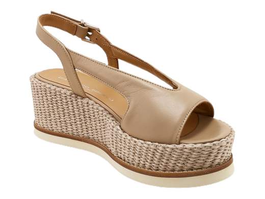 Scopri l'eleganza senza tempo del sandalo zeppa slingback da donna Gianmarco Sorelli 2157/Jil-Mg. Questo sandalo incanta con il suo design sofisticato. Realizzato interamente in pelle imbottita, offre comfort e stile ineguagliabili. Il cinturino posteriore aggiunge un tocco di classe. La zeppa di 6 cm, rivestita in rafia/cestino, dona altezza senza compromettere il comfort. La suola in micro leggero garantisce una camminata leggera. Questo sandalo è un capolavoro di eleganza e artigianato italiano, rappresentando il meglio dello stile. Sia che tu stia partecipando a un evento speciale o desideri aggiungere raffinatezza alla tua routine quotidiana, il sandalo Gianmarco Sorelli 2157/Jil-Mg è la scelta perfetta.