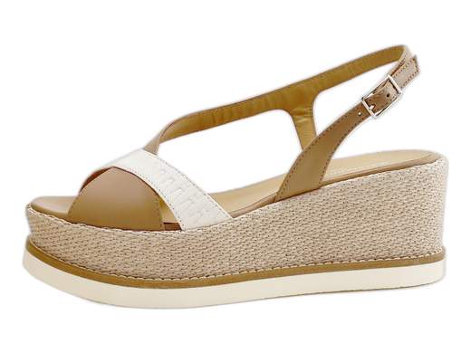 Sandali con zeppa Gianmarco Sorelli in pelle bicolore e rafia intrecciata. Eleganti, leggeri e comodissimi. Made in Italy, naturalmente!<br /><br />Quando la comodità incontra il buon gusto… nascono i *Gianmarco Sorelli 3029/JIL/XLG*, i sandali con zeppa perfetti per chi ama lo stile easy-chic.<br /><br />Le fasce incrociate in morbida pelle bicolore mou e bianco abbracciano il piede con eleganza (e con discrezione, che fa sempre più fine). Il cinturino slingback regolabile con fibbia ti tiene salda — anche quando sei in ritardo ma devi comunque camminare come se stessi sfilando.<br /><br />Il sottopiede in pelle imbottito coccola il piede come una spa portatile, mentre la zeppa da 6,5 cm è fasciata in un tessuto effetto rafia intrecciata che grida "estate italiana" a ogni passo. E la suola Extralight ammortizzata ti fa sentire leggera anche dopo otto ore di girovagare (o di shopping selvaggio).<br /><br />Insomma, questi sono i sandali con zeppa artigianali che uniscono look raffinato e comfort imbattibile. Per l’ufficio, per l’aperitivo, per tutte le occasioni in cui vuoi sentirti favolosa senza sembrare che ci hai provato troppo.<br />Made in Italy, ça va sans dire.