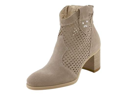 Elegante tronchetto estivo NeroGiardini in pelle scamosciata traforata colori avio e creta, tacco stabile 6,5 cm e zip interna, ideale per look urban chic.