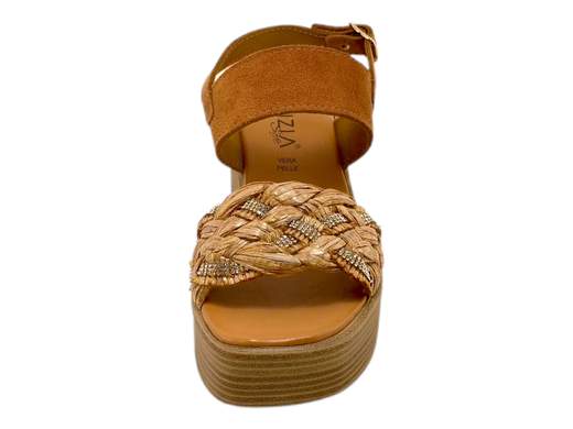 Scopri i Sandali CINZIA Soft CA386652 001 con fasce in camoscio e rafia intrecciata, comodi e stilosi, su Laporta Calzature. Acquista ora!<br /><br />I Sandali CINZIA Soft CA386652 001, disponibili su Laporta Calzature, combinano eleganza e comfort in un design ricercato. <br />La tomaia presenta due fasce, una in morbido camoscio e l'altra in rafia intrecciata del Brasile, che aggiungono un tocco esotico e sofisticato. Il cinturino posteriore con fibbia assicura una calzata stabile e personalizzabile. <br />La zeppa di 6 cm offre altezza e comodità, mentre il sottopiede imbottito in pelle garantisce il massimo comfort e stabilità per un uso prolungato. <br />Questi sandali, orgogliosamente Made in Italy, sono perfetti per aggiungere un tocco di classe a qualsiasi look estivo. <br />Non perdere l'occasione di rendere unico il tuo stile, acquista ora su Laporta Calzature!