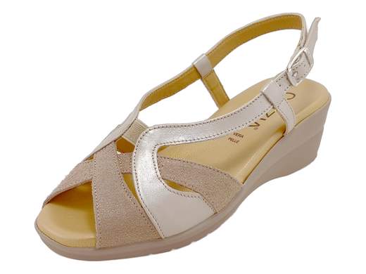 Sandali donna CINZIA Soft con zeppa 4,5 cm, pelle laminata e camoscio brillante. Eleganza e comfort in ogni passo. Scoprili ora!<br /><br />Sandali classici donna CINZIA Soft IO173690C.<br />Eleganza e comodità si fondono in questo modello con zeppa, perfetto per chi non vuole rinunciare allo stile anche nelle giornate più intense.<br /><br />La tomaia in morbida pelle laminata e camoscio puntinato brillante aggiunge un tocco raffinato, mentre l’elastico sul collo del piede garantisce una calzata ideale anche per chi ha un collo alto o esigenze particolari.<br /><br />Il plantare in pelle è imbottito e leggermente anatomico, studiato per offrire un comfort superiore. La zeppa di 4,5 cm assicura stabilità e leggerezza, rendendo questi sandali compagni ideali dalla mattina alla sera.<br /><br />Perfetti per occasioni speciali, per l’uso quotidiano e per tutte quelle volte in cui desideri coniugare praticità e stile. Non lasciarteli sfuggire, provali subito!