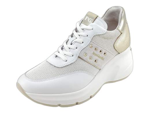 Sneakers NeroGiardini E512962D in pelle e rete laminata, con zeppa sportiva 6,5 cm e sottopiede DryGo estraibile. Comode, traspiranti e Made in Italy. <br /><br />Grinta e stile in un'unica scarpa! <br />Le sneakers NeroGiardini E512962D uniscono pelle e rete laminata per un look fresco e raffinato, con un tocco gold sul retro che fa la differenza. <br />La fodera in morbida pelle coccola il piede, mentre il sottopiede DryGo estraibile assicura igiene e comfort per tutto il giorno. <br />Il fondo zeppa da 6,5 cm regala slancio e carattere senza rinunciare alla praticità. Perfette per un look casual-chic o sporty-glam! <br />Scoprile su Laporta Calzature e porta il tuo stile al livello successivo!