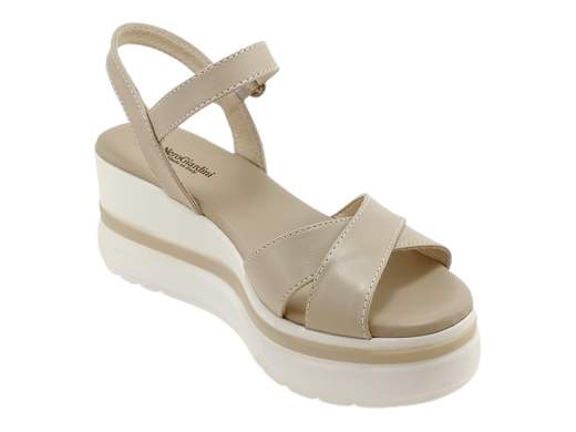 Sandali con zeppa NeroGiardini in pelle morbida. Eleganza, comfort e stile Made in Italy per giornate no stop.<br /><br />Hai presente quei sandali con zeppa che riescono a essere comodi, eleganti e perfetti anche dopo 10.000 passi? Eccoli: i *NeroGiardini E513510D* sono il tuo nuovo alleato estivo.<br /><br />La tomaia ad incrocio in morbida pelle, abbinata al cinturino alla caviglia regolabile con fibbia, offre una calzata sicura ma con classe. Il piede è avvolto da una fodera in pelle che sa essere fresca e confortevole anche nelle giornate roventi, mentre il sottopiede imbottito ti fa dimenticare che indossi dei tacchi (quasi).<br /><br />La zeppa in gomma di 7 cm è solida, stabile e incredibilmente leggera—perfetta per affrontare la città, una vacanza on the road o una giornata in ufficio col sorriso. Questi sandali sono un vero mix tra stile classico, praticità e un pizzico di fascino retrò.<br /><br />Insomma, se cerchi sandali estivi da donna con zeppa, belli ma anche comodi, qui trovi comfort e artigianalità *100% Made in Italy*. E sai che significa: camminare bene, ma con stile.