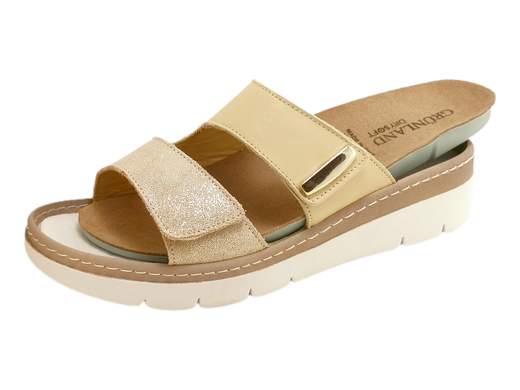 Ciabatta donna Grunland CE 0458 68MOLL in pelle e nabuk laminato, fasce a strappo, plantare Dry Soft estraibile e zeppa 4 cm. Comfort Made in Italy.<br /><br />Le ciabatte donna Grunland CE 0458 68MOLL sono pensate per chi mette la comodità al primo posto, ma non rinuncia a un tocco di stile. La tomaia con due fasce in pelle e nabuk laminato avvolge il piede con morbidezza e, grazie alla pratica apertura a strappo, la calzata è sempre facile, veloce e regolabile in base alle tue esigenze.<br /><br />Il sottopiede in pelle DRY SOFT è il cuore del comfort: assorbe l’umidità, mantiene il piede asciutto e regala una camminata soffice e leggera. E se serve, puoi sostituirlo con un plantare personale per un supporto ancora più personalizzato.<br /><br />La zeppa in gomma antiscivolo da 4 cm completa il quadro, garantendo stabilità e leggerezza in ogni occasione, dal relax in casa alle passeggiate estive.<br /><br />Con Grunland il comfort incontra la qualità Made in Italy: una ciabatta che ti accompagnerà ovunque, con stile e benessere ad ogni passo.<br /><br />Scoprile ora e cammina con leggerezza ogni giorno!