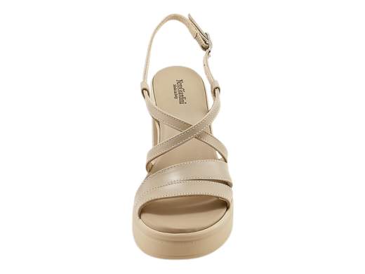 Sandali NeroGiardini con tacco a blocco 9,5 cm e plateau: eleganti, comodi e Made in Italy. Perfetti dal giorno alla sera!<br /><br />I sandali donna NeroGiardini E513660D sono la risposta fashion a tutte le indecisioni del tipo “e oggi cosa mi metto?”. Con il loro stile elegante ma con quel twist sportivo, questi sandali con tacco alto a blocco sono il compromesso ideale tra glamour e comfort.<br /><br />La tomaia in pelle incrociata avvolge il piede con classe, mentre la fibbia regolabile ti garantisce una calzata personalizzata (niente scivoloni imbarazzanti!). Il sottopiede imbottito in pelle è una vera coccola, anche quando li indossi dalla mattina fino all’aperitivo.<br />E grazie al tacco a blocco da 9,5 cm con plateau da 2,5 cm, puoi stare su alti livelli… senza soffrire!<br /><br />Perfetti come sandali da cerimonia, per un look da ufficio sofisticato, o per le tue serate estive più trendy.<br />E ovviamente, 100% *Made in Italy*.<br /><br />Indossali e lascia che parlino loro: eleganza comoda e zero compromessi!