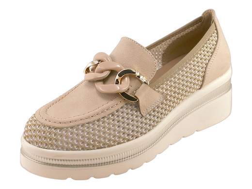 Mocassino estivo da donna Cinzia Soft color nude, tessuto traforato traspirante e zeppa comoda da 5,5 cm per un benessere quotidiano e uno stile giovanile.