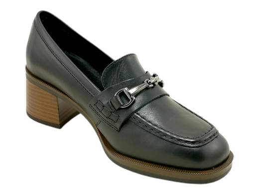 Scopri i Mocassini Donna NeroGiardini I308180D in pelle con accessorio metal brunito, comodi e versatili, su Laporta Calzature. Acquista ora!<br /><br />I Mocassini Donna NeroGiardini I308180D, disponibili su Laporta Calzature, combinano eleganza e comfort, perfetti per ogni momento della giornata, dal lavoro a una serata speciale. <br />Realizzati interamente in pelle, presentano un accattivante accessorio metallico brunito che aggiunge un tocco di stile. <br />Il plantare imbottito, non estraibile, garantisce comodità, mentre la suola in gomma antiscivolo e il tacco a blocco di 5 cm offrono stabilità e comfort prolungato. <br />Questi mocassini, Made in Italy, rappresentano l'eccellenza dell’artigianato italiano. <br />Rinnova il tuo look con stile e comfort, acquista ora su Laporta Calzature!