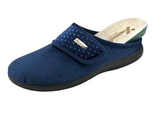 Scopri le nostre fantastiche pantofole Susimoda 60370/37! <br />Queste adorabili pantofoline, realizzate con cura in Italia, sono perfette per rendere accoglienti le tue serate a casa. <br />Con una tomaia in morbido velluto blu arricchito da un delizioso riporto di paillette dorate, aggiungono un tocco di glamour al tuo relax quotidiano. <br />La comoda regolazione a strappo assicura una vestibilità perfetta, mentre il sottopiede imbottito, facilmente estraibile, ti permette di personalizzare la calzata con il tuo plantare correttivo preferito. <br />Con un fondo zeppa di 3 cm extra leggero, queste pantofole offrono comfort, calore e leggerezza. <br />Rilassati con stile e coccola i tuoi piedi con le pantofole Susimoda!