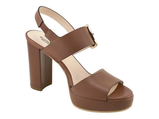 Elegante sandalo NeroGiardini con tacco a blocco da 10 cm, plateau e fascia regolabile con fibbia metallica, disponibile in nero e cuoio, perfetto per cerimonie ed eventi.