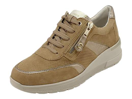 Scopri le Sneakers Donna CINZIA Soft IV419898 002 in pelle scamosciata con inserti laminati, comode e pratiche, su Laporta Calzature. Acquista ora!<br /><br />Le Sneakers Donna CINZIA Soft IV419898 002, disponibili su Laporta Calzature, offrono un mix perfetto di stile e praticità. <br />Realizzate in pelle scamosciata con eleganti inserti laminati, queste sneakers presentano una chiusura ottimizzata con lacci e due zip laterali, garantendo una calzata facile e veloce. <br />Il sottopiede imbottito estraibile in tessuto assorbente assicura un comfort eccezionale e la zeppa in gomma leggera di 4,5 cm aggiunge altezza senza sacrificare la comodità. <br />Ideali per completare qualsiasi look primaverile, queste sneakers combinano funzionalità e moda. <br />Non perdere l'occasione di aggiungere queste sneakers al tuo guardaroba, acquista ora su Laporta Calzature!