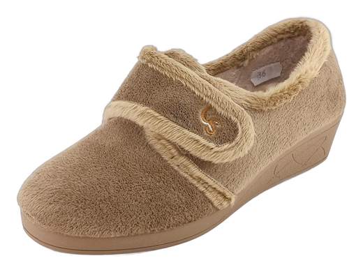 Pantofole donna invernali CINZIA Soft taupe in pelliccia rasata con strappo e zeppa antiscivolo. Calde, comode e ideali per la casa.<br /><br />Queste pantofole donna invernali sono progettate per offrire calore, comfort e stabilità durante la stagione fredda. La tomaia è realizzata in pelliccia rasata color taupe, con bordi rifiniti in pelo più lungo che aumentano la protezione dal freddo e migliorano la sensazione di morbidezza al piede. La fodera interna in pelliccia avvolge il piede mantenendolo caldo e asciutto anche nelle giornate più rigide.<br /><br />La chiusura a strappo regolabile consente un’ottima adattabilità a diverse forme di piede, rendendo la calzata stabile e confortevole anche in presenza di piedi sensibili o con collo alto. Le solette imbottite non estraibili garantiscono un appoggio morbido e continuo, ideale per l’uso quotidiano prolungato.<br /><br />Il fondo a zeppa da 4 cm in gomma naturale, leggero, flessibile e antiscivolo, assicura stabilità e sicurezza anche su superfici leggermente bagnate, rendendo queste pantofole perfette non solo per il relax ma anche per le normali attività domestiche.<br /><br />Una pantofola calda, pratica e affidabile, pensata per chi cerca comfort invernale e sicurezza in casa. Una scelta ideale per accompagnarti ogni giorno nei momenti di relax.