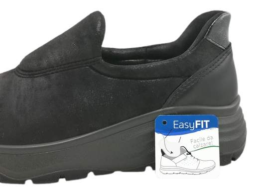 Scopri i Mocassini Donna ENVAL Soft 6776900 KIM in tessuto stretch EasyFIT con memory foam e fondo ammortizzante. Comodi e pratici su Laporta Calzature!<br /><br />I Mocassini Donna ENVAL Soft 6776900 KIM, disponibili su Laporta Calzature, sono pensati per chi cerca una calzata facile e confortevole. <br />Realizzati in tessuto stretch, questi slip-on EasyFIT si adattano come un guanto, garantendo il massimo del comfort e un look sempre impeccabile. <br />La fodera in tessuto elasticizzato offre una piacevole sensazione di imbottitura, e il sottopiede in memory foam estraibile coccola ogni passo. <br />Il fondo ginnico in poliuretano, leggero e ammortizzante, ti dà quel leggero slancio con i suoi 4,5 cm, perfetto per tutto il giorno. <br />Adatti per i piedi più esigenti e pratici, sono ideali per affrontare la giornata con stile e leggerezza. <br />Scegli la comodità senza compromessi, acquista ora su Laporta Calzature e regalati un comfort su misura!
