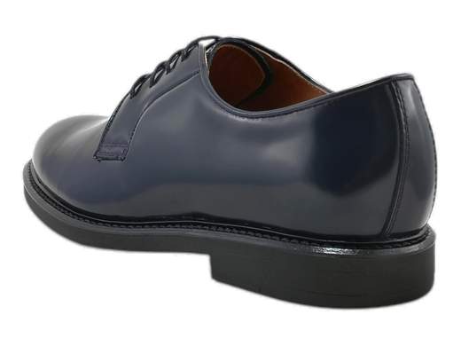 Stringata uomo classica NeroGiardini in pelle spazzolata, ideale per abito da cerimonia o ufficio formale con suola in gomma comfort e punta arrotondata. Prodotto Made in Italy.