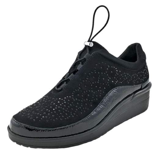Scopri il mocassino da donna Susimoda 80920/102! Questo mocassino è progettato pensando al massimo comfort e allo stile. La tomaia in morbido camoscio è impreziosita da perline in tinta e un inserto di naplak lucido, conferendo un tocco di eleganza al tuo look. Dotato di lacci elastici per una regolazione ottimale, assicura una calzata comoda e aderente. Il sottopiede estraibile in pelle con imbottitura garantisce un comfort imbattibile, mentre il fondo zeppa di 4,5 cm extra leggero offre una piacevole sensazione di leggerezza ad ogni passo. Aggiungi un tocco di comfort e stile al tuo guardaroba con questo mocassino Susimoda!