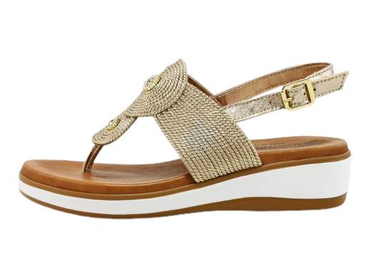 Rinnova il tuo stile estivo con l'elegante sandalo infradito da donna Susimoda 21210/6. Realizzato in pregiato Cordalux e rifinito con raffinati accessori strass, questo sandalo è un'ode alla femminilità. Il plantare Piuma Gel offre un comfort senza paragoni, grazie all'imbottitura indeformabile in pelle, garantendo una sensazione di piacevole morbidezza ad ogni passo. La zeppa in gomma da 3,5 cm fornisce il giusto supporto senza sacrificare lo stile. Scopri il lusso e l'artigianalità del made in Italy con Susimoda e goditi ogni momento con un tocco di eleganza ai tuoi piedi.