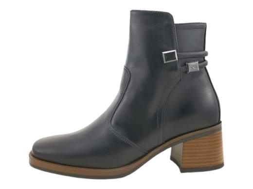 Scopri i Tronchetti Donna NeroGiardini I411303D in pelle con cinturino e accessorio metal, pratici ed eleganti con tacco a blocco da 5 cm. Acquista ora! <br /><br />I Tronchetti Donna NeroGiardini I411303D, disponibili su Laporta Calzature, uniscono praticità e stile con un tocco di eleganza senza tempo. <br />Realizzati interamente in pelle di qualità, presentano un grazioso cinturino alla caviglia impreziosito da un accessorio metallico che dona carattere al design. <br />La zip laterale rende la calzata facile e veloce, perché il tempo è prezioso, ma l'eleganza non va mai sacrificata! <br />Il sottopiede imbottito in pelle assicura comfort, mentre la suola in gomma antiscivolo con tacco a blocco di 5 cm offre stabilità e un pizzico di altezza per affrontare ogni occasione con stile. <br />Dai grinta e raffinatezza al tuo look: acquista ora su Laporta Calzature e cammina con eleganza e sicurezza!