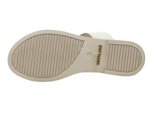 La ciabatta bassa da donna Grunland CI 3164 L6FEBE è un modello elegante e raffinato, perfetto per l'estate. La tomaia è interamente realizzata in pelle bicolore crema e platino, con un accessorio catena in tinta. Il sottopiede è imbottito e la suola è in gomma con tacco di 1 cm.<br />Questa ciabatta è ideale per chi cerca un modello comodo e alla moda da indossare in città, al lavoro o in occasioni speciali. È disponibile in diverse misure, perfetti per ogni piede.