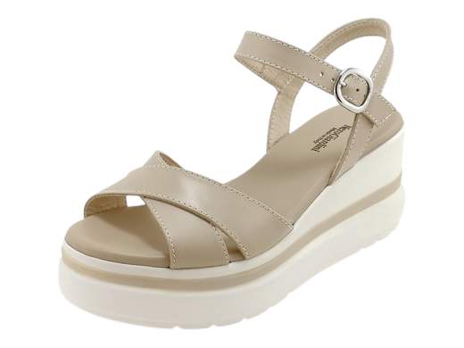 Sandali con zeppa NeroGiardini in pelle morbida. Eleganza, comfort e stile Made in Italy per giornate no stop.<br /><br />Hai presente quei sandali con zeppa che riescono a essere comodi, eleganti e perfetti anche dopo 10.000 passi? Eccoli: i *NeroGiardini E513510D* sono il tuo nuovo alleato estivo.<br /><br />La tomaia ad incrocio in morbida pelle, abbinata al cinturino alla caviglia regolabile con fibbia, offre una calzata sicura ma con classe. Il piede è avvolto da una fodera in pelle che sa essere fresca e confortevole anche nelle giornate roventi, mentre il sottopiede imbottito ti fa dimenticare che indossi dei tacchi (quasi).<br /><br />La zeppa in gomma di 7 cm è solida, stabile e incredibilmente leggera—perfetta per affrontare la città, una vacanza on the road o una giornata in ufficio col sorriso. Questi sandali sono un vero mix tra stile classico, praticità e un pizzico di fascino retrò.<br /><br />Insomma, se cerchi sandali estivi da donna con zeppa, belli ma anche comodi, qui trovi comfort e artigianalità *100% Made in Italy*. E sai che significa: camminare bene, ma con stile.