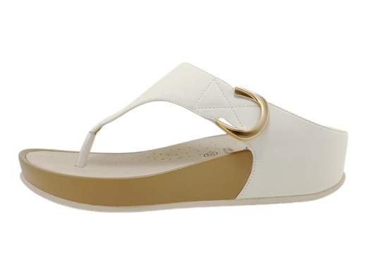 Scopri le Ciabatte Infradito Donna Grunland CI 2578 C9DIRA, in bianco o nero, leggere e comode, su Laporta Calzature. Acquista ora!<br /><br />Le Ciabatte Infradito Donna Grunland CI 2578 C9DIRA, disponibili su Laporta Calzature, sono perfette per chi cerca comfort e leggerezza per tutto il giorno. <br />Disponibili in due versioni di colore, bianco e nero, queste ciabatte presentano una pratica regolazione a strappo che garantisce una calzata perfetta. <br />Il fondo zeppa di 4 cm in poliuretano è leggerissimo, offrendo un effetto ammortizzante che rende ogni passo piacevole e comodo. <br />Il morbido plantare in pelle aggiunge ulteriore comfort, rendendo queste ciabatte ideali per ogni situazione, sia in casa che all’aperto. <br />Aggiungi comfort e versatilità al tuo look, acquista ora su Laporta Calzature!