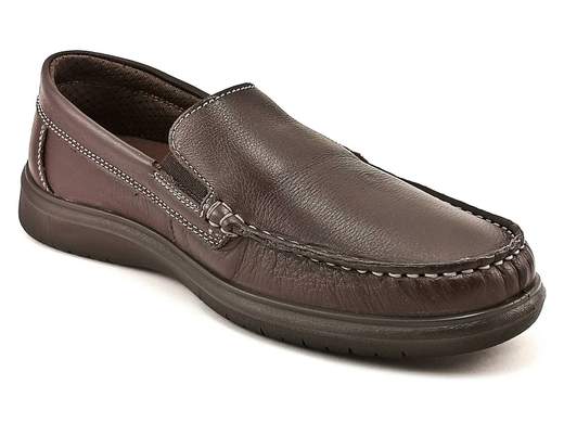 Eleva il tuo comfort e stile con il mocassino uomo ENVAL Soft 3708011. Realizzato in morbida nappa bottalata castagno, offre una calzata comoda grazie al plantare in pelle Memory Foam estraibile. La suola in poliuretano Extra Flessibile garantisce una camminata senza sforzo. Questo mocassino Made in Italy unisce eleganza e praticità per un look impeccabile.