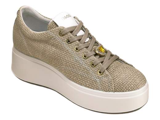 Sneaker in rafia color sabbia con ciondolo a cuore e pietra ambra, suola platform 5cm ammortizzata e plantare in pelle estraibile per un benessere quotidiano.