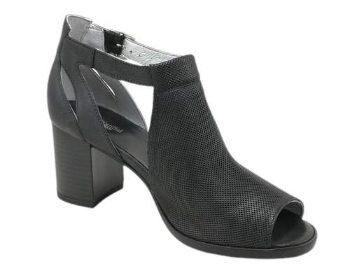 Tronchetto NeroGiardini E409760D: eleganza a tutta altezza!<br />Pelle micro forata, fodera interna, fibbia, sottopiede imbottito e tacco di 7 cm. Acquista subito!