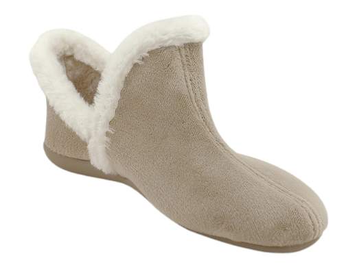 Pantofole donna CINZIA Soft END36 in velluto beige con bordo in pelliccia. Eleganti, calde e antiscivolo, ideali per ambienti freddi. Scoprile su Laporta Calzature! <br /><br />Lasciati avvolgere dal calore e dall'eleganza delle pantofole donna CINZIA Soft END36, perfette per chi cerca stile e comfort anche nei momenti di relax. <br />Realizzate in velluto beige, sono arricchite da un raffinato bordo in pelliccia, che le rende irresistibili e accoglienti. <br />Il design slip-on ti consente di indossarle con facilità, mentre l'interno in tessuto spesso e caldo è un toccasana per i piedi freddolosi. <br />Il fondo in gomma leggero, flessibile e antiscivolo, con un'altezza di 2 cm, le rende ideali sia per l'interno che per piccole uscite all'esterno. <br />Non lasciare i tuoi piedi al freddo: scegli CINZIA Soft END36 per uno stile chic e confortevole anche a casa. Disponibili su Laporta Calzature!