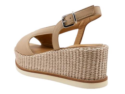 Scopri l'eleganza senza tempo del sandalo zeppa slingback da donna Gianmarco Sorelli 2157/Jil-Mg. Questo sandalo incanta con il suo design sofisticato. Realizzato interamente in pelle imbottita, offre comfort e stile ineguagliabili. Il cinturino posteriore aggiunge un tocco di classe. La zeppa di 6 cm, rivestita in rafia/cestino, dona altezza senza compromettere il comfort. La suola in micro leggero garantisce una camminata leggera. Questo sandalo è un capolavoro di eleganza e artigianato italiano, rappresentando il meglio dello stile. Sia che tu stia partecipando a un evento speciale o desideri aggiungere raffinatezza alla tua routine quotidiana, il sandalo Gianmarco Sorelli 2157/Jil-Mg è la scelta perfetta.