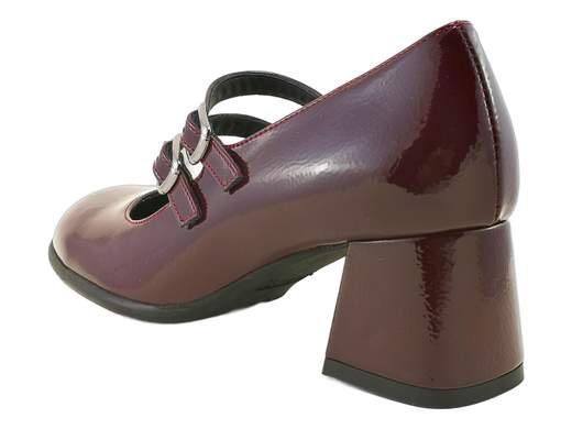 Décolleté IGI&CO 8695911 Fabiana in vernice naplack con doppio cinturino e tacco a blocco. Eleganti, comode e 100% Made in Italy.<br /><br />Le décolleté IGI&CO 8695911 Fabiana sono la perfetta combinazione di eleganza e comfort. Realizzate in morbida vernice naplack, si distinguono per i due cinturini regolabili con fibbie che abbracciano delicatamente il piede, assicurando stabilità e una camminata disinvolta.<br /><br />Il sottopiede in pelle imbottito regala una piacevole sensazione di morbidezza, mentre il tacco a blocco da 5,5 cm e la suola in gomma antiscivolo garantiscono sicurezza e comodità per tutta la giornata.<br /><br />Ideali per l’ufficio, un aperitivo o una serata elegante, queste décolleté sono l’alleato perfetto per chi ama lo stile raffinato senza sacrificare il benessere del piede.<br />Ovviamente Made in Italy — perché l’eleganza autentica nasce solo da mani italiane.<br /><br />Non lasciartele sfuggire: indossale e senti la differenza a ogni passo!