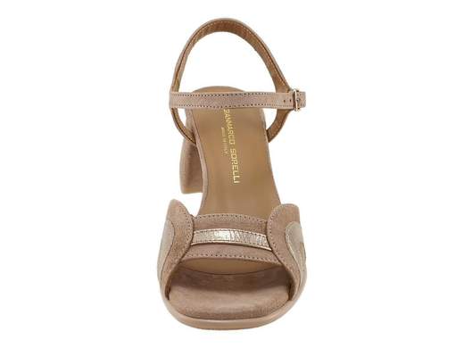 Sandalo elegante da donna in camoscio castoro Gianmarco Sorelli con tacco a blocco da 5 cm e inserto laminato rame per cerimonie e serate chic.