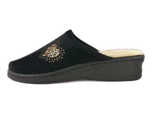 Pantofole donna invernali aperte dietro in peluche nero con zeppa antiscivolo. Calde, comode e stabili per la casa. Made in Italy.<br /><br />Queste pantofole donna invernali sono pensate per offrire calore, comfort e stabilità durante la stagione fredda, senza rinunciare a un tocco elegante. La tomaia è realizzata in peluche nero liscio, impreziosita da un grazioso decoro maculato a forma di cuore, rifinito con piccoli strass dorati che donano luminosità e femminilità.<br /><br />La fodera interna in tessuto caldo avvolge il piede assicurando una piacevole sensazione di morbidezza e protezione dal freddo. Il sottopiede imbottito in velluto garantisce un appoggio confortevole, ideale per un utilizzo quotidiano prolungato in casa.<br /><br />Il fondo a zeppa da 4 cm in gomma, flessibile e antiscivolo, assicura stabilità e sicurezza anche su superfici leggermente bagnate, rendendo queste pantofole perfette non solo per il relax ma anche per le normali attività domestiche.<br /><br />Una pantofola pratica, calda e decorativa, ideale per vivere la casa in totale comfort durante l’inverno.<br /><br />Nota vestibilità: si consiglia di scegliere una taglia in più rispetto alla normale taglia utilizzata nelle pantofole.