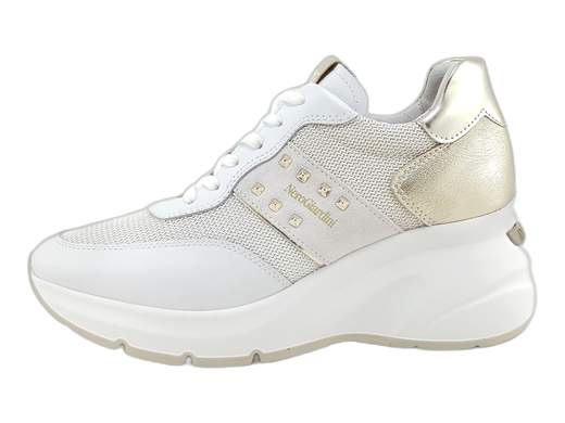 Sneakers NeroGiardini E512962D in pelle e rete laminata, con zeppa sportiva 6,5 cm e sottopiede DryGo estraibile. Comode, traspiranti e Made in Italy. <br /><br />Grinta e stile in un'unica scarpa! <br />Le sneakers NeroGiardini E512962D uniscono pelle e rete laminata per un look fresco e raffinato, con un tocco gold sul retro che fa la differenza. <br />La fodera in morbida pelle coccola il piede, mentre il sottopiede DryGo estraibile assicura igiene e comfort per tutto il giorno. <br />Il fondo zeppa da 6,5 cm regala slancio e carattere senza rinunciare alla praticità. Perfette per un look casual-chic o sporty-glam! <br />Scoprile su Laporta Calzature e porta il tuo stile al livello successivo!