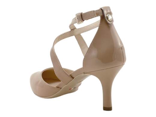 Décolleté NeroGiardini E011085DE: un tocco di classe per le tue occasioni speciali!<br />Vernice, cinturino incrociato, sottopiede imbottito, tacco a spillo di 7 cm.