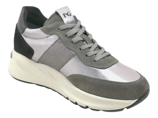 Scopri le Sneakers Donna NeroGiardini I411521D in camoscio e pelle laminata con borchie, comode e chic. Acquista ora su Laporta Calzature!<br /><br />Le Sneakers Donna NeroGiardini I411521D, disponibili su Laporta Calzature, portano il tuo look quotidiano a un nuovo livello di eleganza sportiva. <br />Realizzate in camoscio e pelle laminata, sono arricchite da borchie in acciaio sul lato esterno, per un tocco grintoso che non passa inosservato. <br />La fodera in pelle morbida e il sottopiede estraibile DryGo assorbono l’umidità, mantenendo i tuoi piedi freschi anche nelle giornate più dinamiche. <br />Con un fondo ginnico in gomma alto 5 cm, queste sneakers aggiungono un po' di slancio senza sacrificare la comodità. Perfette per passare da un look casual a uno più raffinato, con il massimo comfort. <br />Non lasciartele sfuggire: metti ai piedi stile e comodità, acquista ora su Laporta Calzature!