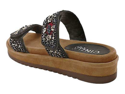 Scopri le Ciabatte Donna CINZIA Soft IT1021 002 con fasce decorate e regolabili, comfort eccezionale e platform elegante, su Laporta Calzature. Acquista ora!<br /><br />Le Ciabatte Donna CINZIA Soft IT1021 002, disponibili su Laporta Calzature, offrono un mix perfetto di eleganza e comfort. <br />Realizzate con due fasce decorate con pietre e strass multicolore, queste ciabatte aggiungono un tocco di glamour a qualsiasi look. Entrambe le fasce sono regolabili a strappo, permettendo un’adattabilità ottimale per ogni tipo di piede. <br />Il sottopiede imbottito assicura un comfort prolungato e una stabilità eccellente durante tutta la giornata. Il fondo platform di 3,5 cm, rivestito in tinta, non solo aggiunge un tocco di stile, ma garantisce anche una calzata comoda. <br />Non perdere l’occasione di aggiungere un tocco di brillantezza al tuo guardaroba, acquista ora su Laporta Calzature!