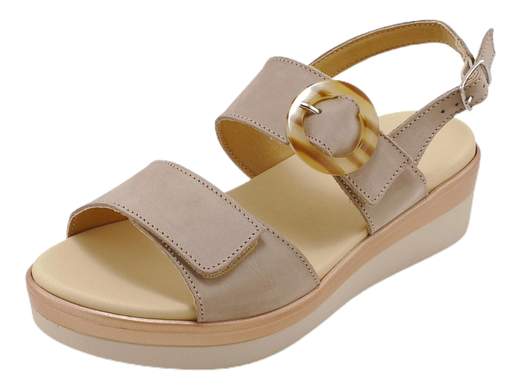 Scopri i Sandali CINZIA Soft IO10691NB 003 in morbida pelle nabuk con fasce regolabili, comodi e versatili, su Laporta Calzature. Acquista ora!<br /><br />I Sandali CINZIA Soft IO10691NB 003, disponibili su Laporta Calzature, sono il perfetto equilibrio tra comfort e stile. <br />Realizzati in morbida pelle nabuk, questi sandali sono dotati di due fasce regolabili a strappo che permettono una calzata comoda e personalizzata per ogni piede. Il fondo zeppa di 4,5 cm è studiato per offrire un supporto confortevole, mentre il sottopiede morbido in pelle garantisce stabilità e comfort per tutto il giorno. <br />Orgogliosamente Made in Italy, questi sandali rappresentano la qualità e l’artigianalità italiane.<br />Rinnova il tuo look estivo con eleganza e comodità, acquista ora su Laporta Calzature!