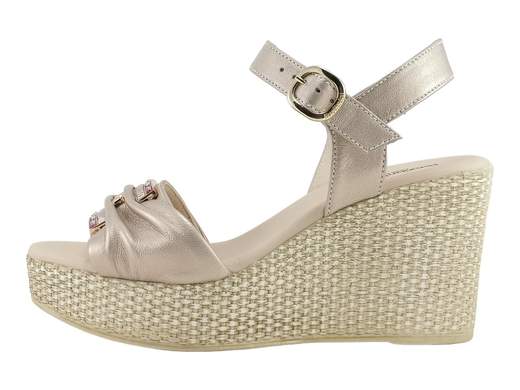 Elegante sandalo donna NeroGiardini in pelle nappa laminata sabbia con zeppa 8 cm, dettagli gioiello e plantare memory imbottito per un comfort urban raffinato.