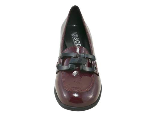 Mocassini IGI&CO 8696111 Fabiana in vernice naplack con catena e tacco a blocco. Eleganza e comfort in puro stile Made in Italy.<br /><br />I mocassini IGI&CO 8696111 Fabiana sono la perfetta sintesi tra classe e comodità. Realizzati in morbida vernice naplack bordeaux (bordò), conquistano al primo sguardo grazie al raffinato accessorio a catena che aggiunge un tocco glamour senza rinunciare alla sobrietà.<br /><br />Il sottopiede in pelle imbottito avvolge il piede in un comfort totale, mentre il tacco a blocco da 5,5 cm e la suola in gomma antiscivolo assicurano stabilità e praticità in ogni momento della giornata.<br /><br />Ideali per l’ufficio, una passeggiata in centro o una serata chic, questi mocassini sono l’emblema dello stile raffinato che non rinuncia al benessere.<br />Ovviamente Made in Italy — eleganza e comfort firmati dalla tradizione artigianale italiana.<br /><br />Provali e scopri quanto può essere comodo essere impeccabilmente elegante!