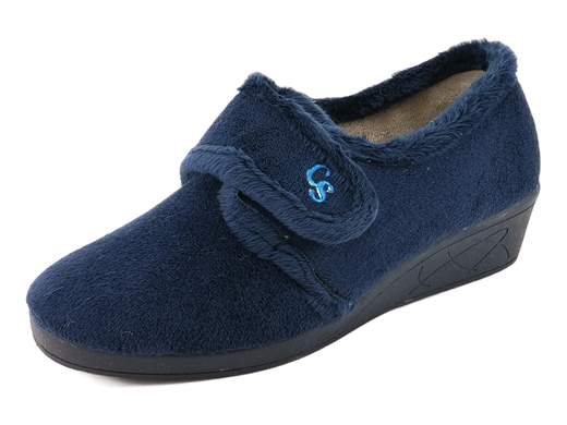 Pantofole donna invernali chiuse con strappo in pelliccia rasata e zeppa in gomma naturale. Calde, comode e antiscivolo per la casa.<br /><br />Le pantofole donna CINZIA Soft IEA3801 002 sono pensate per offrire massimo calore, comfort e stabilità durante la stagione invernale, ideali per vivere la casa in totale relax anche quando le temperature si abbassano.<br /><br />La tomaia è realizzata in pelliccia rasata morbida, con bordi rifiniti in pelo più lungo che valorizzano l’estetica e aumentano la sensazione di calore. La fodera interna in pelliccia avvolge il piede mantenendolo caldo e protetto per tutta la giornata.<br /><br />La chiusura a strappo è un elemento fondamentale: consente una regolazione precisa e personalizzata, rendendo queste pantofole adatte anche a piedi più delicati o che necessitano di maggiore adattabilità.<br /><br />Il comfort è completato dalla soletta imbottita non estraibile, studiata per garantire un appoggio morbido e stabile durante la camminata domestica.<br /><br />Il fondo a zeppa da 4 cm in gomma naturale rappresenta un vero punto di forza: è leggero, flessibile e antiscivolo, ideale per muoversi in sicurezza anche su superfici leggermente umide, assicurando stabilità e sostegno senza affaticare.<br /><br />Una pantofola calda, pratica e confortevole, perfetta per la casa, il relax quotidiano e tutte le attività domestiche quando il freddo si fa sentire. Una scelta funzionale pensata per il benessere quotidiano del piede.