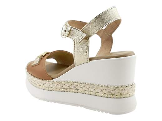 Sandali con zeppa NeroGiardini, bicolore in pelle, accessorio glam e comfort stellare. Eleganza artigianale Made in Italy.<br /><br />Cerchi dei sandali con zeppa alti che siano comodi, stilosi e pronti a seguirti ovunque (anche in quella riunione che non finisce mai)? I *NeroGiardini E513552D* ti aspettano a piè fermo.<br /><br />La tomaia bicolore in pelle, raffinata e grintosa, è impreziosita da un accessorio metallico chic sulla fascia, mentre il cinturino alla caviglia regolabile con fibbia assicura una calzata precisa, tipo abbraccio (ma fashion).<br /><br />Il sottopiede in pelle super imbottito è pensato per chi ama i tacchi ma non i dolori, e la zeppa di 8 cm in gomma con inserto in rafia e mini borchie aggiunge quel tocco di stile che grida "estate italiana" da ogni angolazione.<br /><br />Perfetti come sandali estivi da donna eleganti, ma anche ideali per look casual chic, questi gioielli artigianali *Made in Italy* sono la combo perfetta tra comfort, design e personalità. Chi ha detto che la comodità non può brillare?