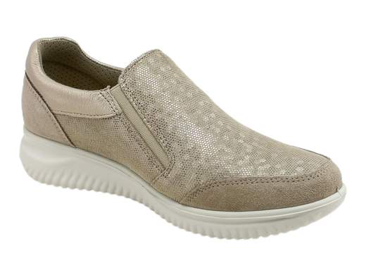 Esplora la perfetta fusione di stile e comfort con la sneaker da donna Enval Soft Kayla 3759033. Realizzata in pelle scamosciata semi lucida, questa sneaker offre una fodera in tessuto traspirante, una comoda apertura lampo laterale, plantare auto modellante memory foam e fondo ginnico da 3,5 cm. Raffinata e confortevole in ogni occasione, con il tocco distintivo della qualità Made in Italy.