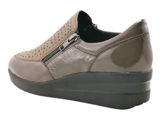 Scopri le Sneakers Donna Susimoda 93100/122 in pelle scamosciata con strass e doppia zip, eleganti e comode. Acquista ora su Laporta Calzature!<br /><br />Le Sneakers Donna Susimoda 93100/122, disponibili su Laporta Calzature, sono la scelta ideale per chi cerca un look classico con un tocco di brillantezza. <br />Realizzate in morbida pelle scamosciata impreziosita da strass in tinta e dettagli in vernice, queste sneakers aggiungono eleganza senza perdere in praticità. <br />La doppia zip laterale rende la calzata semplicissima, perfetta per chi ha sempre fretta ma non rinuncia allo stile! <br />Il sottopiede estraibile, soffice e imbottito, coccola il piede ad ogni passo, mentre il fondo zeppa in poliuretano leggero e flessibile di 4,5 cm dona un comodo slancio. <br />Porta praticità e raffinatezza nelle tue giornate: acquista ora su Laporta Calzature e dai luce al tuo passo!