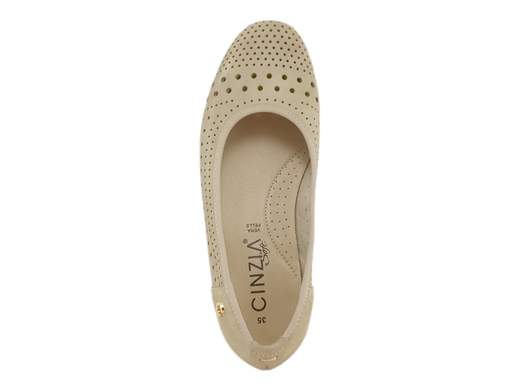 Ballerine CINZIA Soft IV2123266 in nabuk traforato beige, con plantare memory foam e zeppa flessibile da 3,5 cm. Comfort e stile anche d’estate! <br /><br />Fresche, leggere e incredibilmente comode! <br />Le ballerine CINZIA Soft IV2123266, realizzate in morbida pelle nabuk traforata color beige, sono la scelta perfetta per affrontare le giornate più calde con stile. <br />Il plantare imbottito in memory foam coccola il piede, mentre la zeppa flessibile da 3,5 cm offre il giusto supporto senza rinunciare alla leggerezza. <br />Perfette dal lavoro al tempo libero, sono il mix ideale di praticità ed eleganza. Disponibili su Laporta Calzature, falle tue ora!
