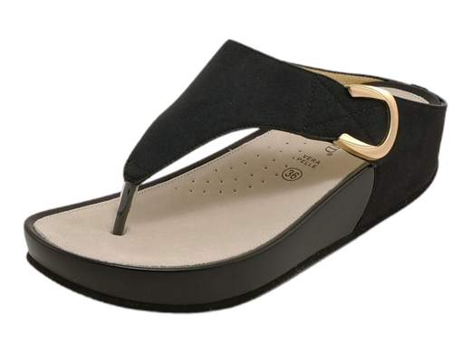 Scopri le Ciabatte Infradito Donna Grunland CI 2578 C9DIRA, in bianco o nero, leggere e comode, su Laporta Calzature. Acquista ora!<br /><br />Le Ciabatte Infradito Donna Grunland CI 2578 C9DIRA, disponibili su Laporta Calzature, sono perfette per chi cerca comfort e leggerezza per tutto il giorno. <br />Disponibili in due versioni di colore, bianco e nero, queste ciabatte presentano una pratica regolazione a strappo che garantisce una calzata perfetta. <br />Il fondo zeppa di 4 cm in poliuretano è leggerissimo, offrendo un effetto ammortizzante che rende ogni passo piacevole e comodo. <br />Il morbido plantare in pelle aggiunge ulteriore comfort, rendendo queste ciabatte ideali per ogni situazione, sia in casa che all’aperto. <br />Aggiungi comfort e versatilità al tuo look, acquista ora su Laporta Calzature!