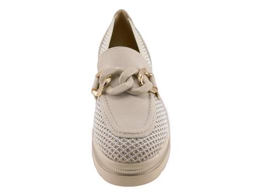 Mocassino da donna con tessuto traforato traspirante, dettaglio gioiello e zeppa in gomma light di 5,5 cm per unire eleganza e comfort assoluto.