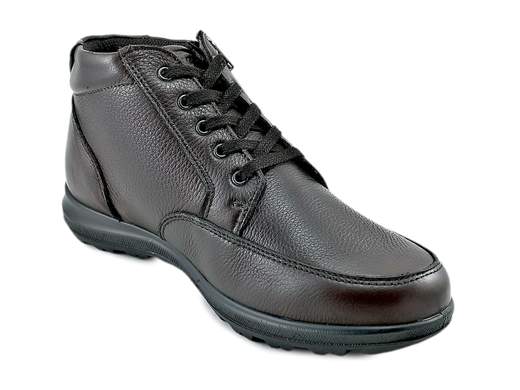 Stivaletti uomo in pelle marrone scuro, leggeri e ammortizzati, ideali per inverno, ufficio e uso quotidiano prolungato.<br /><br />Questi stivaletti da uomo uniscono comfort prolungato, praticità e uno stile caldo ed elegante, perfetto per la stagione invernale. La tomaia è realizzata in morbida pelle nappa bottalata color marrone scuro, raffinata e resistente, ideale per un utilizzo quotidiano sia in ambito lavorativo che nel tempo libero. La fodera in tessuto tecnico traspirante favorisce la dispersione del calore, mantenendo il piede asciutto anche dopo molte ore di utilizzo.<br /><br />La calzata risulta davvero comoda e confortevole grazie alla soletta estraibile e traspirante in pelle memory foam, che assicura ammortizzazione e supporto costante durante la camminata. La doppia chiusura con lacci e zip laterale permette una regolazione precisa del piede e una calzata rapida e pratica, ideale per chi cerca funzionalità senza rinunciare allo stile.<br /><br />Il fondo platform in poliuretano da 3 cm garantisce leggerezza, flessibilità e un efficace assorbimento degli urti, rendendo questi stivaletti adatti a lunghe camminate in comodità, anche quando il clima è rigido. Un modello versatile, perfetto per un uso pratico, casual e professionale, adatto anche all’ufficio grazie alla sua estrema leggerezza e al comfort costante.<br /><br />Una scelta sicura per affrontare l’inverno con eleganza sobria, comfort quotidiano e qualità Made in Italy.<br />Scopri ora un alleato affidabile per le tue giornate più intense.