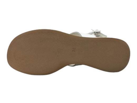 Scopri l'eleganza del sandalo zeppa da donna Susimoda 22330/38. Realizzato in pelle di alta qualità, presenta due fasce adornate da dettagli metallici. Il sottopiede imbottito Piuma Gel garantisce comfort ottimale, mentre la zeppa da 7,5 cm unisce stile e comodità. Un capolavoro Made in Italy che incarna l'artigianalità di alta classe. Entra in un mondo di eleganza e benessere con questo sandalo.