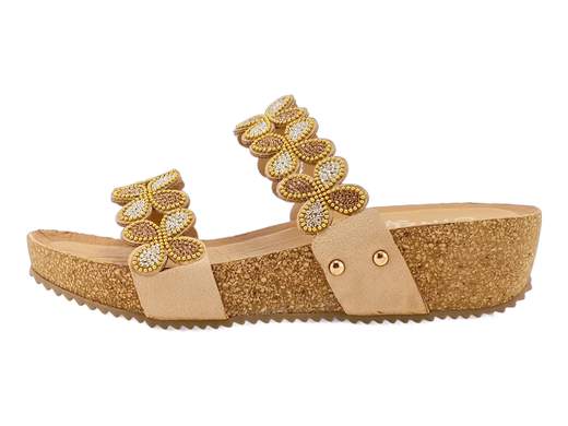 Brilla con le ciabatte donna CINZIA Soft CI1003: comfort e stile per ogni occasione. Provale subito e conquista ogni passo!<br /><br />Pronte a far scintillare ogni passo? Le ciabatte donna CINZIA Soft CI1003 sfoggiano due morbide strisce che avvolgono il piede con delicatezza, impreziosite da una miriade di piccoli strass bicolore che catturano la luce ad ogni movimento.<br /><br />Il sottopiede in pelle, imbottito e morbidissimo, regala un comfort che ti farà dimenticare di averle ai piedi. La zeppa in gomma da 4,5 cm offre sostegno e praticità, accompagnandoti in ogni occasione.<br /><br />Perfette per outfit casual o sportivi, ideali per passeggiate e vacanze: ovunque serva comodità senza rinunciare allo stile. Non aspettare: infilale e goditi la tua estate con passo brillante!