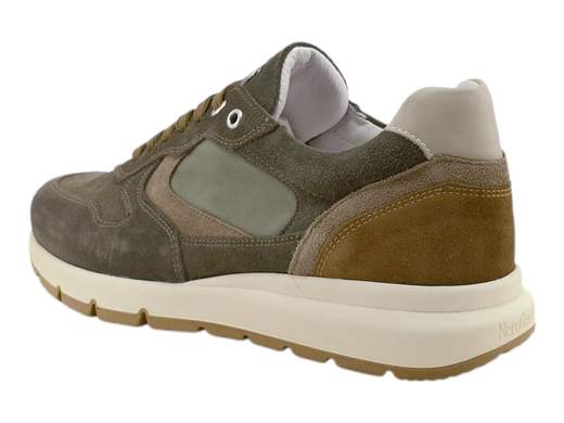 Sneakers uomo NeroGiardini in camoscio e materiale tecnico. Comode, traspiranti e versatili, con suola antiscivolo. Scopri su Laporta Calzature! Made in Italy. <br /><br />Le sneakers NeroGiardini I400420U sono il connubio perfetto tra stile e praticità. <br />Realizzate con tomaia in camoscio e materiale tecnico, e con fodera in pelle, offrono un comfort superiore grazie al sottopiede imbottito estraibile DryGo, che garantisce traspirabilità e igiene per tutta la giornata. <br />La suola in gomma antiscivolo e la chiusura con lacci completano un design minimale e raffinato, ideale per il lavoro e il tempo libero. <br />Un must-have per il guardaroba maschile, queste sneakers sono pronte ad accompagnarti ovunque. <br />Scoprile ora su Laporta Calzature e aggiungi un tocco Made in Italy al tuo stile!